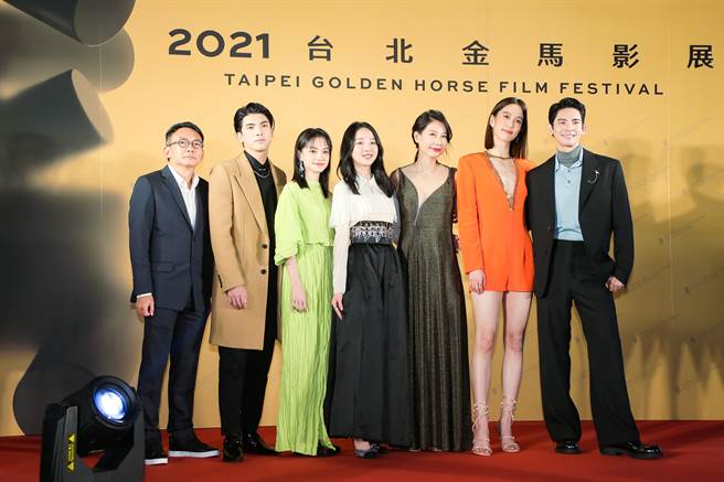 导演何蔚庭（左起）、林哲熹、姚爱寗、李沐、丁寧、陈庭妮、林柏宏11日出席金马影展开幕式。（罗永铭摄）