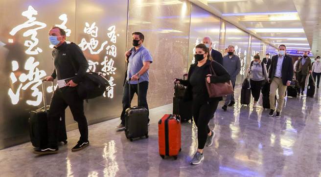 美国参、眾议员访台团一行约10余人11日间离台，议员团并未发表任何谈话。图为美国参议员麦克李。（左一）。（陈麒全摄）