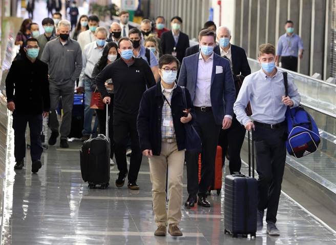 美国参、眾议员访台团一行约10余人11日间离台，议员团并未发表任何谈话。图为美国参议员麦克李。（第二排左一）。（陈麒全摄）