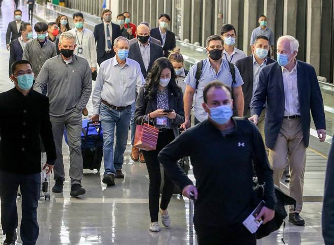 美国参、眾议员访台团一行约10余人11日间离台，议员团并未发表任何谈话。图为美国参议员约翰柯寧（右一）、参议员汤米塔伯维尔（左中一）、参议员麦克柯瑞伯（左中二）、眾议员杰克艾尔济（中后，黑口罩）。（陈麒全摄）