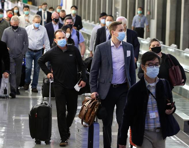 美国参、眾议员访台团一行约10余人11日间离台，议员团并未发表任何谈话。图为美国参议员麦克李。（左前一）。（陈麒全摄）