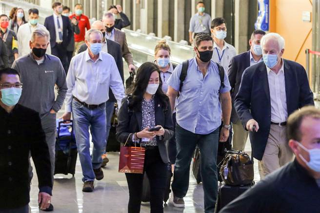 美国参、眾议员访台团一行约10余人11日间离台，议员团并未发表任何谈话。图为美国参议员约翰柯寧（右前一）。（陈麒全摄）