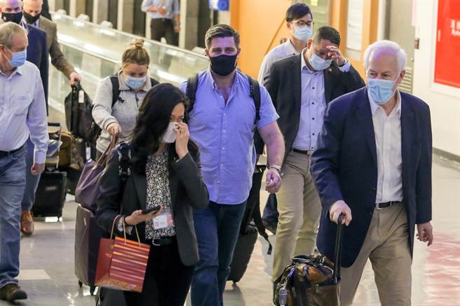 美国参、眾议员访台团一行约10余人11日间离台，议员团并未发表任何谈话。图为美国参议员约翰柯寧（右前一）。（陈麒全摄）