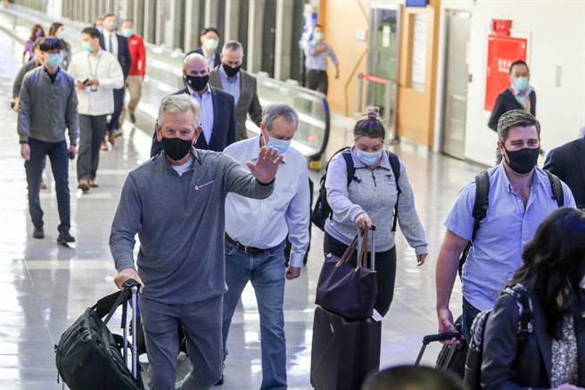 美国参、眾议员访台团一行约10余人11日间离台，议员团并未发表任何谈话，其中美国参议员汤米塔伯维尔还特向媒体挥手致意。（陈麒全摄）