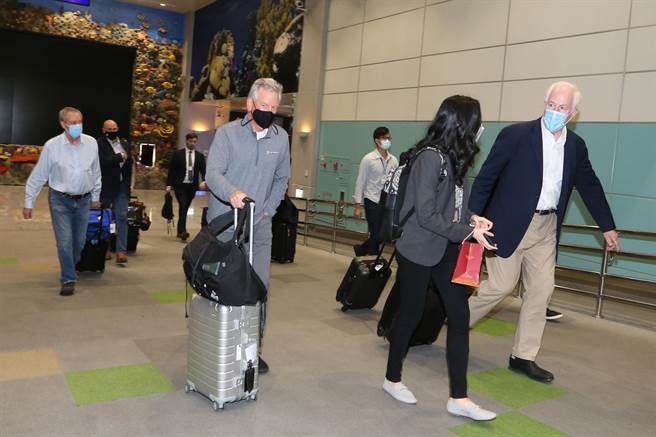 美国参、眾议员访台团一行约10余人11日间离台，议员团并未发表任何谈话。图为美国参议员约翰柯寧（右前）、参议员汤米塔伯维尔（左前）、参议员麦克柯瑞伯（左中）、眾议员杰克艾尔济（左后）。（陈麒全摄）