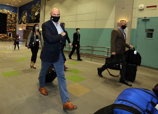 美国参、眾议员访台团一行约10余人11日间离台，议员团并未发表任何谈话。图为美国眾议员杰克艾尔济（左前）。（陈麒全摄）