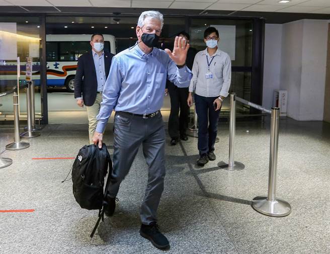美国参、眾议员访台团一行约10余人11日间离台，议员团并未发表任何谈话，其中美国参议员汤米塔伯维尔还特向媒体挥手致意。（陈麒全摄）