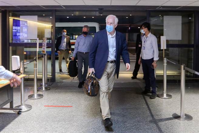 美国参、眾议员访台团一行约10余人11日间离台，议员团并未发表任何谈话，其中有议员还特别向媒体挥手致意。图为美国参议员约翰柯寧（蓝西装）。（陈麒全摄）