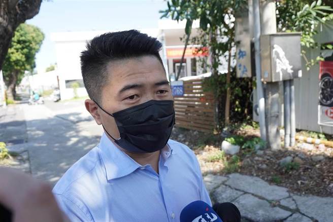 針對自己及家族遭抹黑，顏寬恒表示，將委託律師提告，交由司法還他們清白。（王文吉攝）
