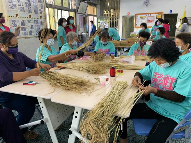 嘉義縣太保市農會總結合彩虹扶輪社資源，由專門師資帶領過溝社區的長輩們手做稻草棒，把農會綠色照護資源導入社區。（呂妍庭攝）