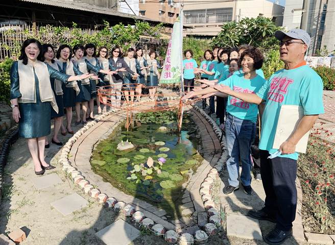 「過溝美樂地公園」休閒綠地，精心打造的台灣島形狀水池讓綠地富有特色。（呂妍庭攝）