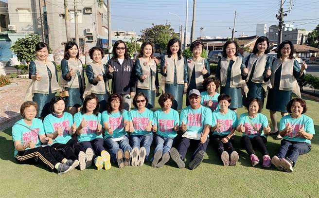 帶社區居民努力下，「過溝美樂地公園」綠草如茵。（呂妍庭攝）