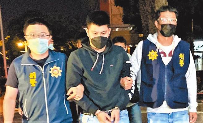 百桂食品工厂的小开张姓主嫌（中）等3名同伙涉嫌殴打宋姓男大生，图为本月10日晚上张被警方拘提到案，经法院裁定羁押，张等3人现收容于台中收容所。（中时资料照／卢金足摄）
