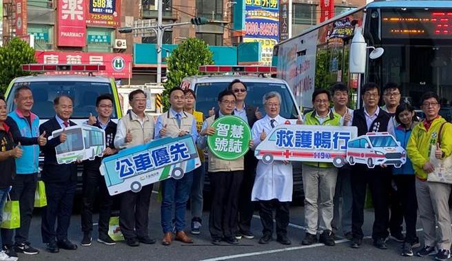 中华电信协助台南市政府，建置「优先号志」控制系统，首创公车与紧急车辆先行服务，降低事故发生率。（图/中华电信提供）
