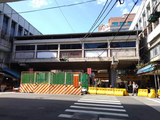 基隆市議員呂美玲表示，忠二、忠三橋封閉近半年未動工，嚴重影響附近交通、民生。（陳彩玲攝）