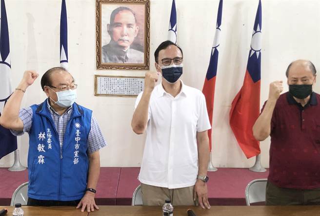 林敏霖(左)連續兩度傳出請辭主委引發地方各界的關注！(陳世宗攝)