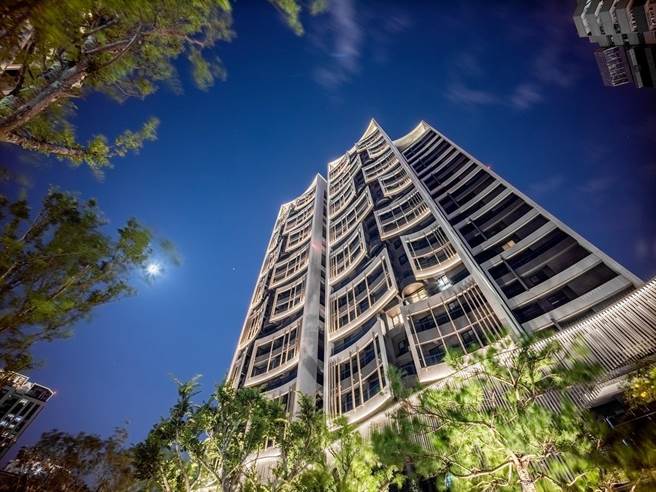 位在繁华热闹新光三越商圈的「精锐FUN未来」近日完工落成，多层次曲线造型外观格外引人注目。（精锐提供／卢金足台中传真）