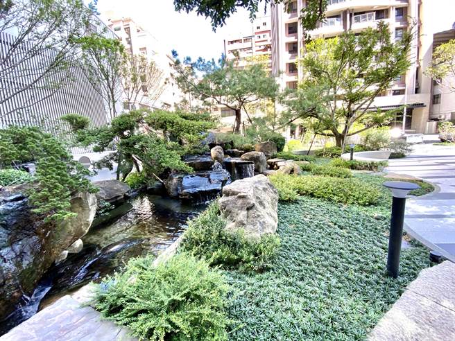 中庭400多坪花园採降板无花台设计，树穴深度至少100公分以上，让大树充裕扎根，成为都会中友善邻里的美丽花园。（卢金足摄）