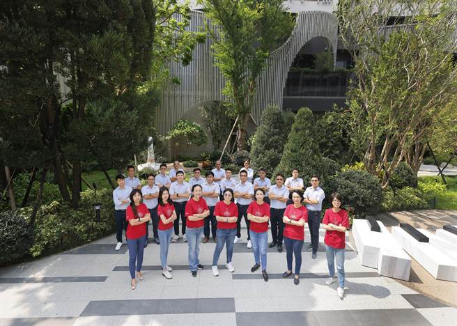 精锐建设工务团队与施工师傅公开「解密」，谈到施工过程中的甘与苦，感动与成就溢于言表。（精锐提供／卢金足台中传真）