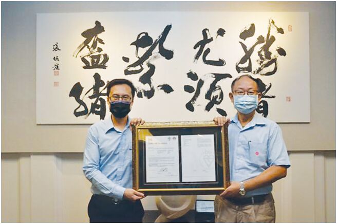 中联资源公司董事长张鸿昌(右)获得BSI东北亚区总经理蒲树盛颁发证书。图／业者提供