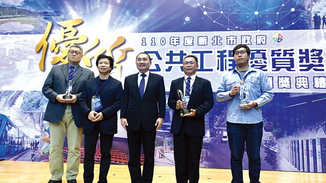新北市长侯友宜（中）致词时，除肯定获奖单位及个人的杰出表现外，并期勉各工程单位再接再厉共创造佳绩。图／魏益权