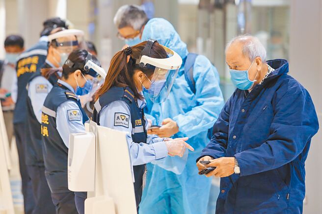 春節返台過年人數高達4萬人，自12月14日起至明年2月14日從非重點高風險國家入境將實施「10+4」天檢疫，而打完2劑疫苗者，防疫指揮中心研議改採「7+7」方案。圖為桃園機場10日入境旅客。（陳麒全攝）