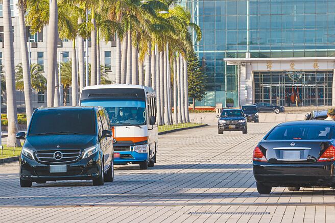 美國國會議員搭乘軍機訪台，10日下午訪問國防部，停留約1小時後搭車離開。（中央社）