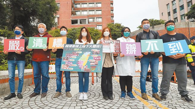 民间团体「反莱猪．大眾走」联盟10日前往农委会，揭露5大台湾猪标章的乱象，喊出「严（格）、清（楚）、标（示）」的诉求。（刘宗龙摄）