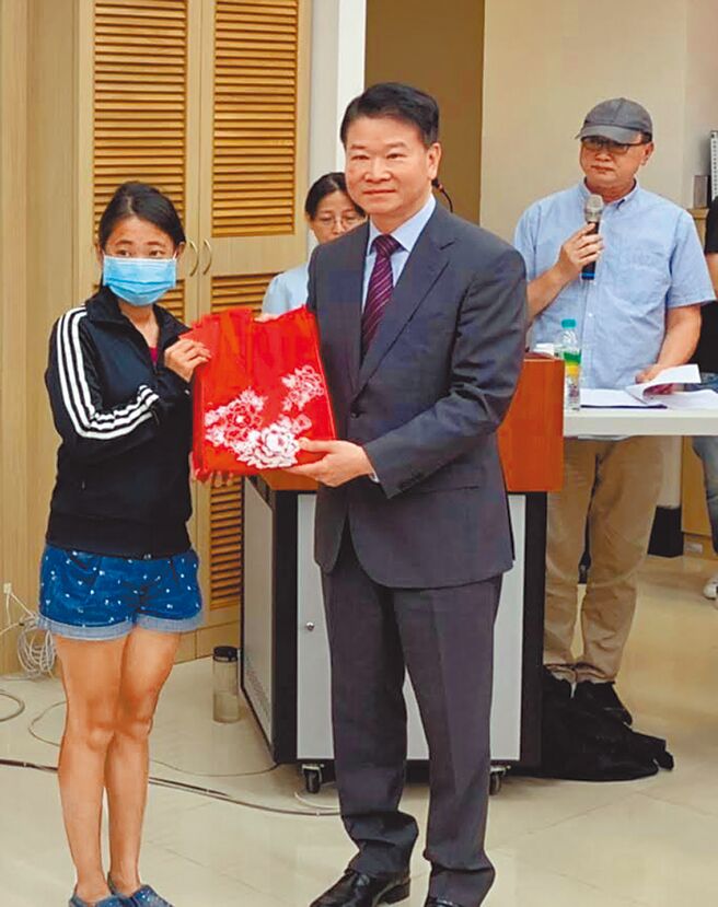 桃园地检署检察长王俊力（右）将接任调查局局长，他说，国家安全本务工作会持续努力，纪律也会更加要求。（赖佑维摄）