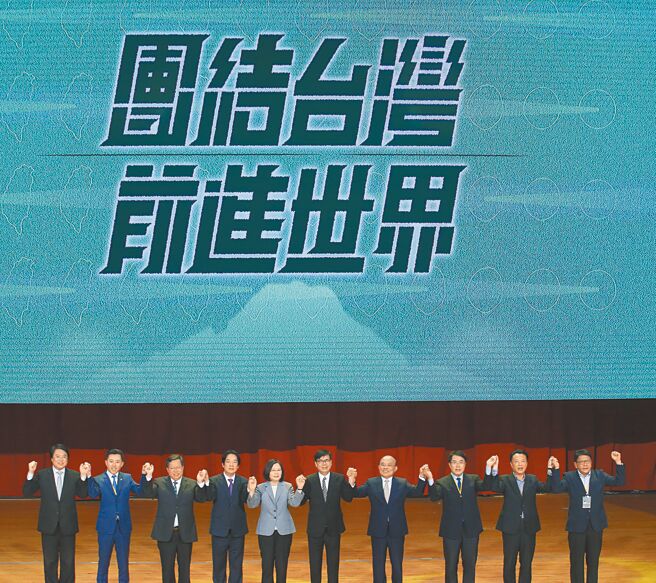 民进党全代会14日登场，主题为「稳健执政、台湾有力」，昨民进党中常会上，秘书长林锡耀表示，因反应热烈，预计要开2100场大小场说明会，让说明会场次一口气从300场暴增7倍。图为去年民进党全代会。（本报资料照片）