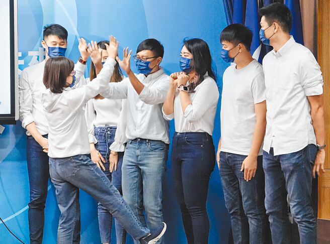 国民党10日举行青年民主战队成军记者会，国民党革实院院长林奕华（左）与成员击掌。（陈信翰摄）