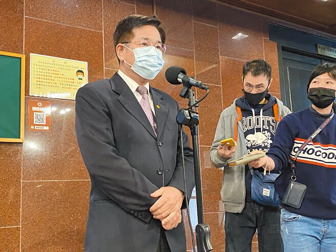 教育部長潘文忠今天表示，兩岸學術交流必須在遵守法律的前提下進行。（林志成攝）