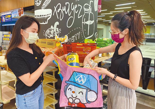 全聯今年在台北、高雄各2間門市設置環保機台，鼓勵民眾自備環保購物袋，隨手做好回收再利用來愛護地球。（全聯提供）