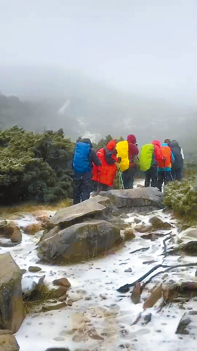 雪山三六九山庄10日清晨6时许降下今年初雪。（全蒋清提供／谢明俊苗栗传真）