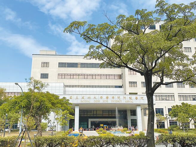 成大医院让成大医学系二年级男大生进行术后伤口缝合，引发争议，成大强调，未来大一到大四生「习医之道」课程观摩学习照常，但不准让学生动手。（曹婷婷摄）