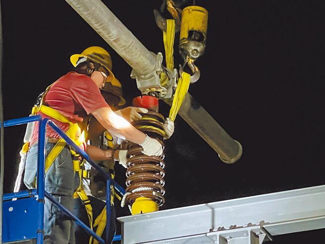 西螺大停電，嘉南供電區營運處從台南新營調派1輛吊車、20多名工作人員立刻趕赴斗六市久安里的雲林變電所搶修。（嘉南供電區營運處提供／周麗蘭雲林傳真）