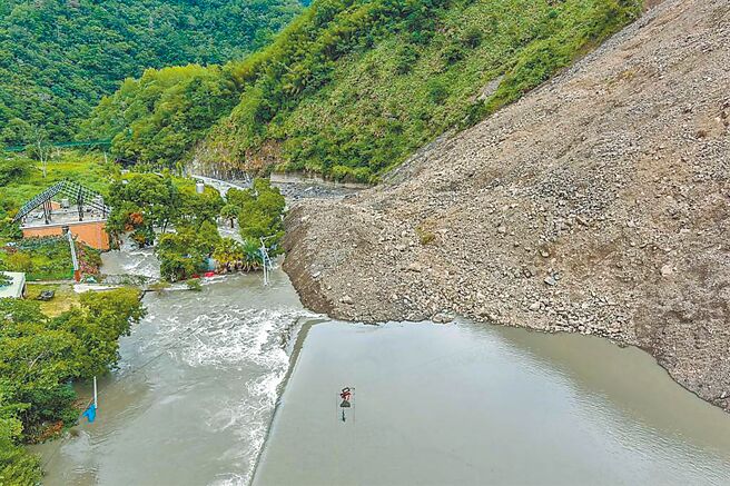 新竹县尖石乡秀峦控溪部落9月13日发生走山意外，边坡滑落至白石溪，使溪水形成堰塞湖，并淹入秀峦国小操场，如今水位虽回復正常，但秀峦国小全校师生仍在田埔分校上课。（翻摄照片／庄旻静新竹传真）