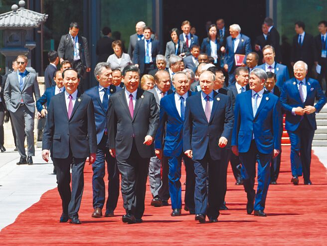 呂祥認為，美國的基礎建設計畫純粹是用來對抗中國「一帶一路」，以抵消中國在國際上日漸擴大的影響力。圖為2017年在北京雁棲湖舉行的「一帶一路」國際合作高峰論壇，習近平同與會領導人步出會議中心。（新華社）