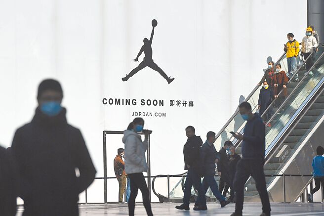 大陆10月消费者（CPI）及生产者物价指数（PPI）年涨幅皆超出市场预期，加上成本转嫁不易，包括台商在内的中小型制造业企业经营压力更显沉重。图为重庆观音桥商业步行街人来人往。（中新社）