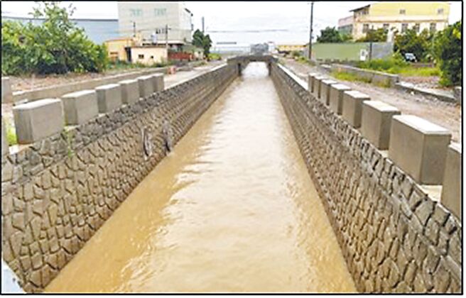 花坛排水上游一、二期改道工程约3公里，包含土地徵收和工程经费共投入7.38亿元，第一期前年已完工，第二期年底也将落成。（彰化县政府提供／吴敏菁彰化传真）