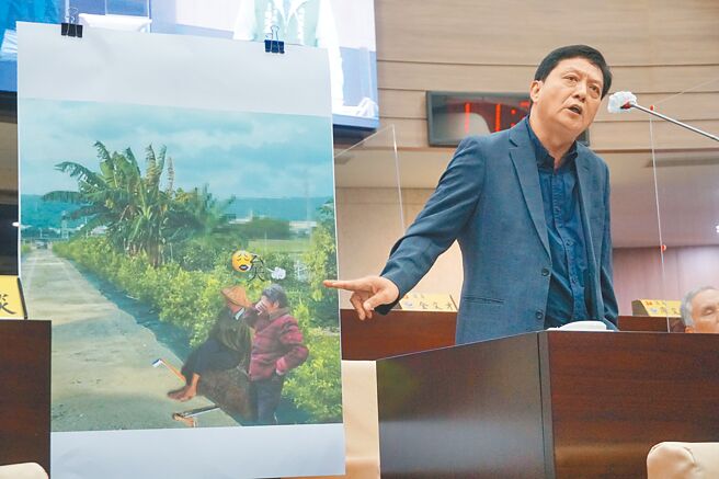 南投县议员简赐胜（见图）指出，农民卖农地，却要被扣高额增值税，有阿婆因无法负担难过得哭了。县长林明溱说，县府将儘快召集乡镇公所农政单位共同研商。（黄国峰摄）