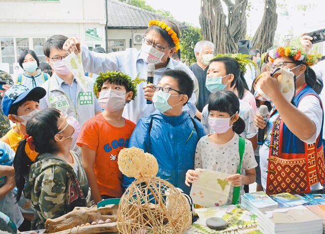 屏东县长潘孟安（后）当起导游，介绍社区特色游程。（林和生摄）