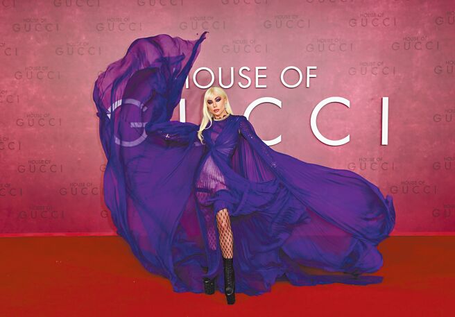 女神卡卡在《Gucci：豪门谋杀案》伦敦首映会上紫霞飘逸。（UIP提供）