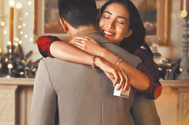 Pandora周年庆登场的新品Timeless珠宝，以令人惊叹的闪耀蓝色宝石、绿色宝石、粉红宝石和水钻勾勒经典轮廓。（Pandora提供）