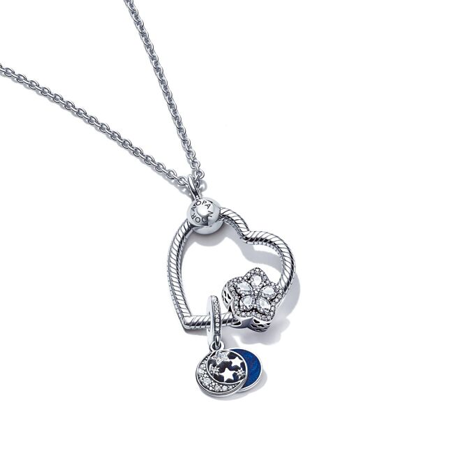 Pandora周年庆期间限定优惠款，项链串饰套组含项链、项链环、串饰及吊饰各1个，原价9520元，特价7199元。（Pandora提供）