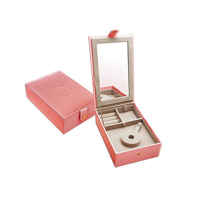 Pandora在百货周年庆推出消费满8800元送浪漫粉红珠宝盒，数量有限送完为止。（Pandora提供）