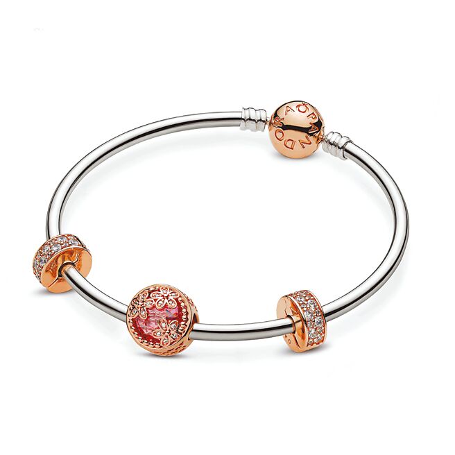 Pandora周年庆期间限定优惠款，手环串饰固定扣套组含手环、串饰各1及2个固定扣，原价1万1820元，特价8899元。（Pandora提供）