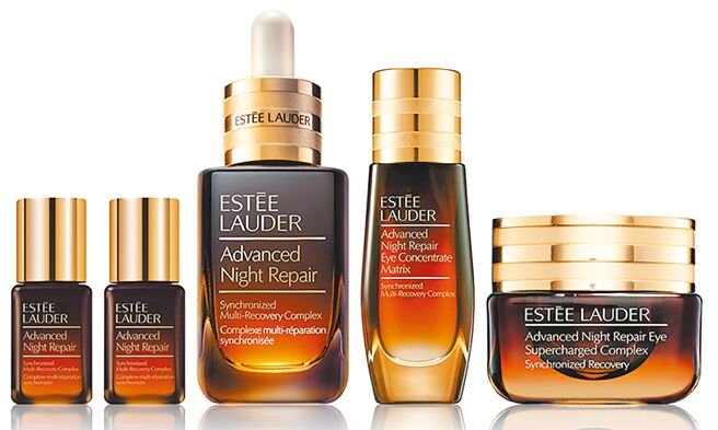 SOGO忠孝館ESTEE LAUDER NO1小棕家族修護組，特潤超導全方位修護露50ml（正貨）+7ml×2+冰導緊緻眼部精華15ml（正貨）+眼部超能量修護霜15ml（正貨），價值1萬356元、優惠價6255元，限量100組。（SOGO提供）