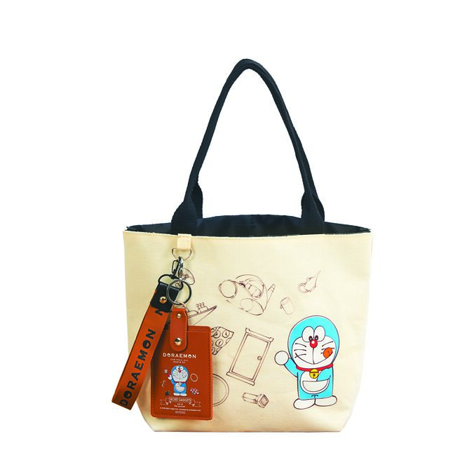 SOGO敦化館哆啦A夢手提肩背兩用包，附專屬票卡夾，11日和12日限定，限量2600組，持HAPPY卡當日當館單筆滿1000元可兌換。 （SOGO提供）