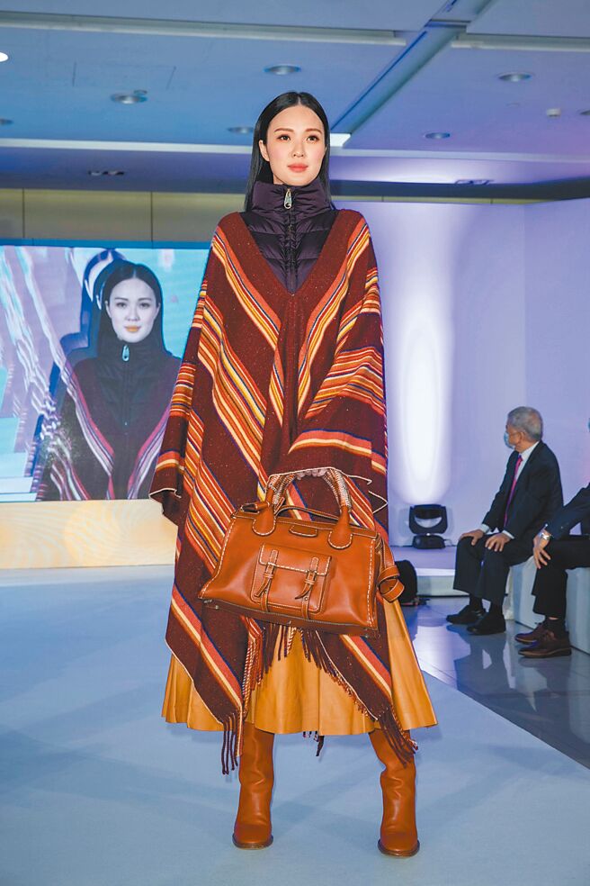 伊林娛樂名模吳品萱穿Chloe Dark Ebony條紋羊絨毛毯式斗篷12萬600元；拎Edith咖啡色中型肩背提包7萬100元，可搭配國際精品滿2萬送2000抵用券活動。（石智中攝）
